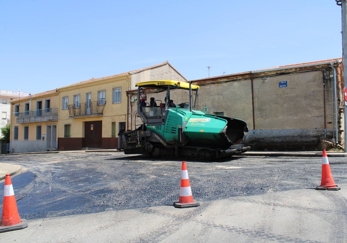 Imagen principal - Obras en la calle Oriente.